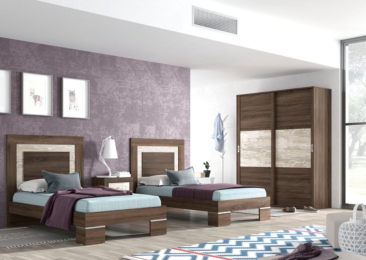 Dormitorio con dos camas, un armario y obras de arte sobre una pared texturizada de color violeta.