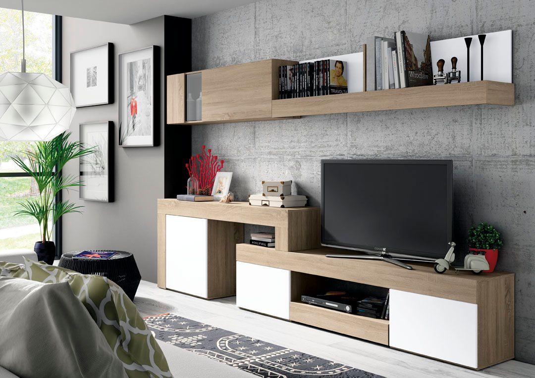 Sala de estar con consola multimedia de madera, TV y estante de pared contra una pared de hormigón gris.