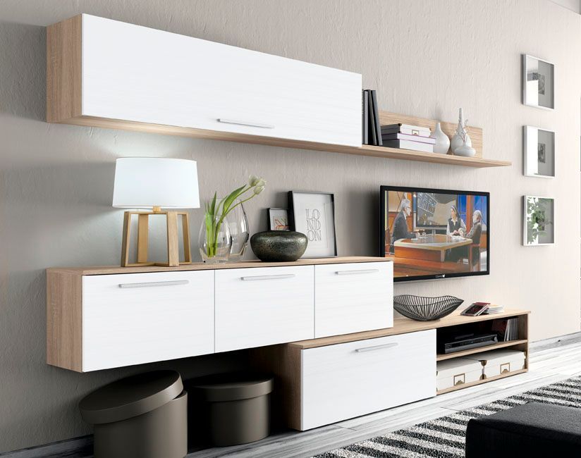 Moderna unidad de pared en tonos blancos y madera con TV, elementos decorativos y obras de arte enmarcadas.