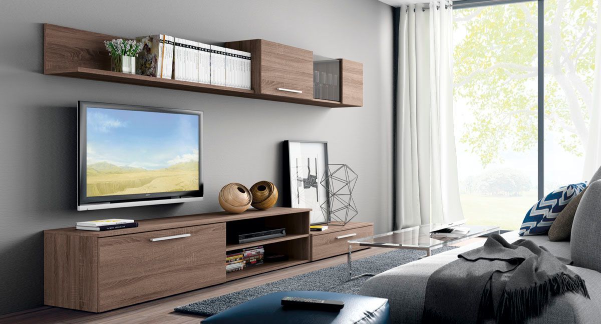 Sala de estar con mueble de TV marrón, estante flotante, pared gris y ventana grande.