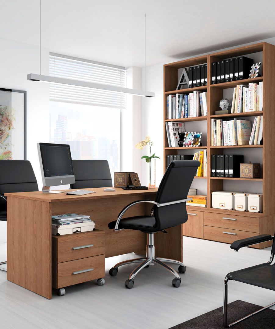 Oficina de madera con escritorio, sillas y estantería; computadora en el escritorio.