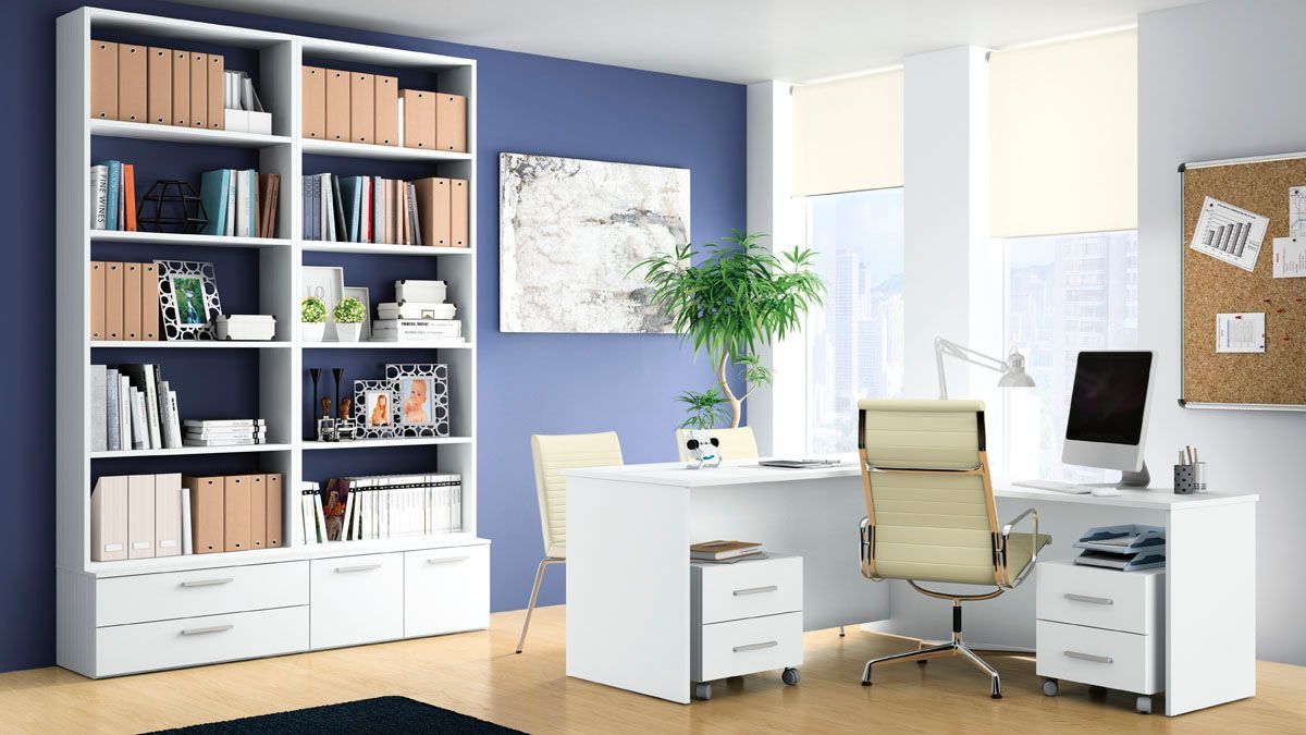 Oficina blanca con escritorio, estanterías, silla, computadora y pared con acento azul.