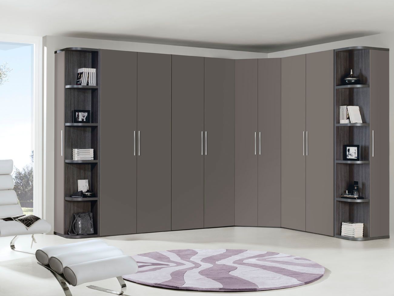 Armario esquinero gris con estantes y alfombra redonda, interior moderno.
