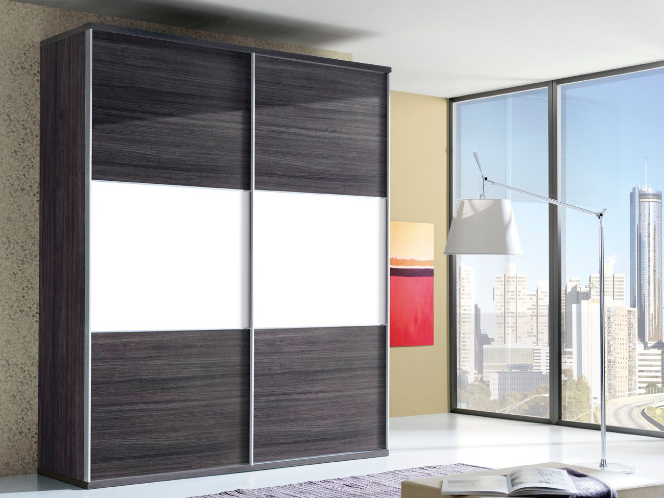 Armario con puertas correderas de color gris oscuro y blanco en una habitación con ventana y lámpara de pie.