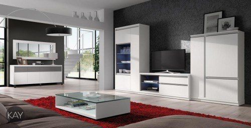 Sala de estar moderna con muebles blancos, alfombra roja y pared con acento gris.