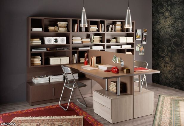 Oficina con escritorio de madera, estanterías y dos sillas. Pared gris y alfombra estampada.