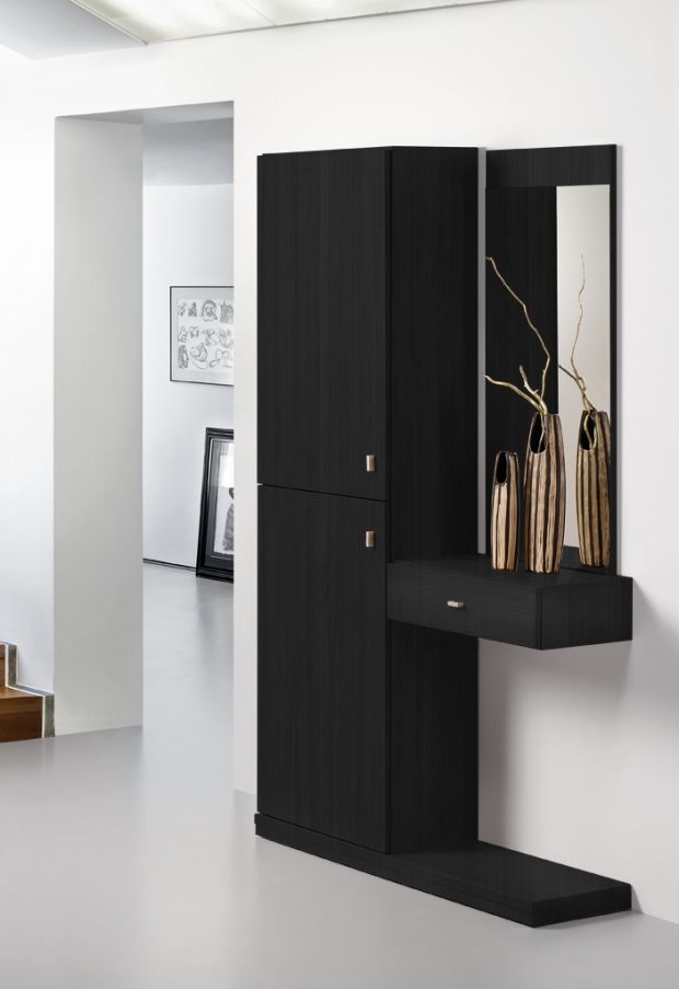 Mueble de pasillo negro con espejo, cajón y jarrones decorativos contra una pared blanca.