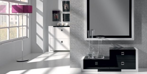 Interior moderno con paredes blancas, muebles en blanco y negro y una lámpara violeta.