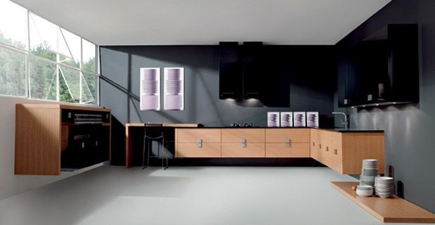 Cocina minimalista moderna con gabinetes de madera clara, paredes gris oscuro y ventana grande.