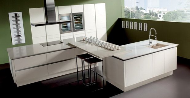 Cocina blanca moderna con una isla grande, taburetes de bar y un botellero.