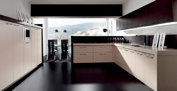 Cocina moderna con gabinetes beige, piso oscuro, ventana grande con vista a la montaña.