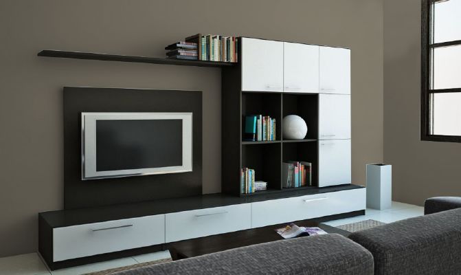 Moderna sala de estar con centro de entretenimiento en blanco y negro, TV y estanterías; libros en exhibición.