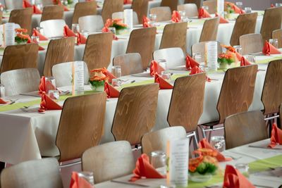 Una gran sala con mesas y sillas preparadas para una fiesta.