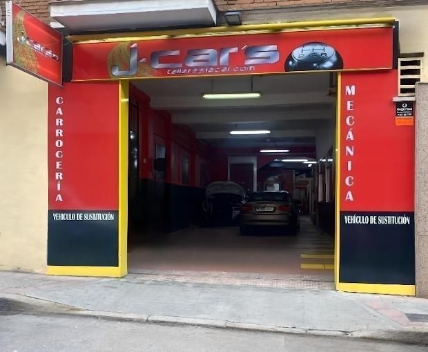Entrada al taller mecánico J-Cars de color rojo y amarillo;