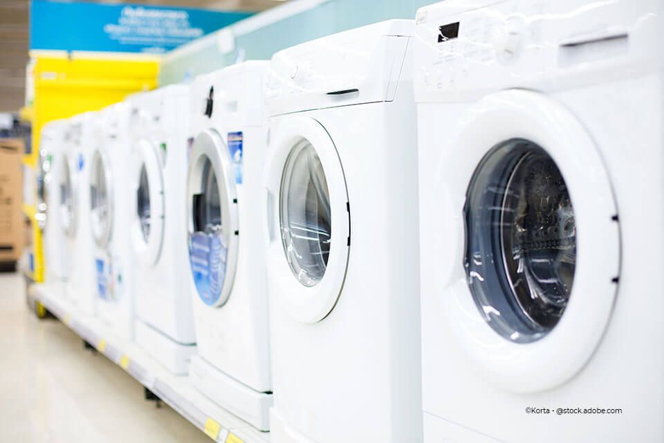 Ein Techniker für Hausgeräte repariert ein Gerät in Kleinmachnow.
