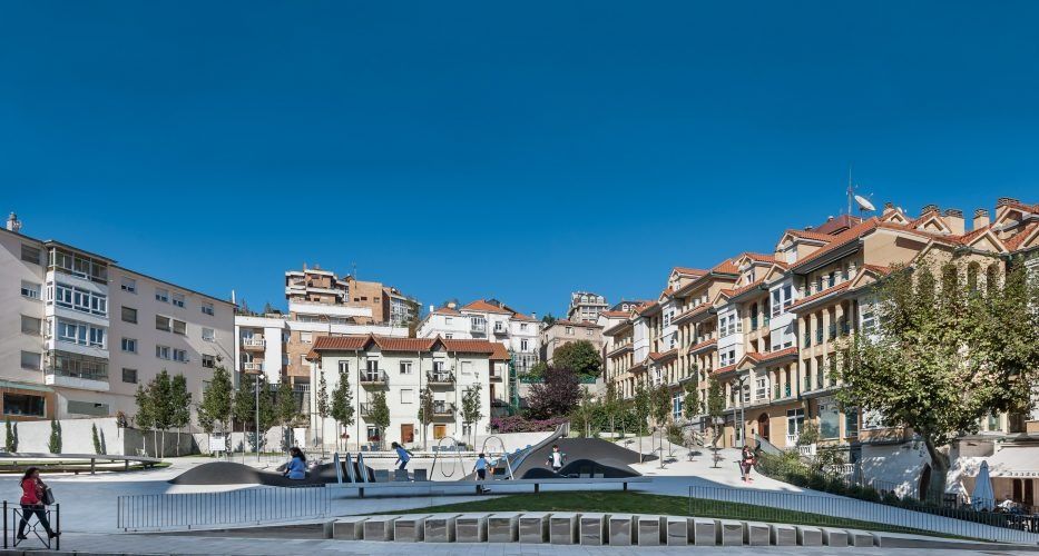 Una ciudad con muchos edificios y un cielo azul