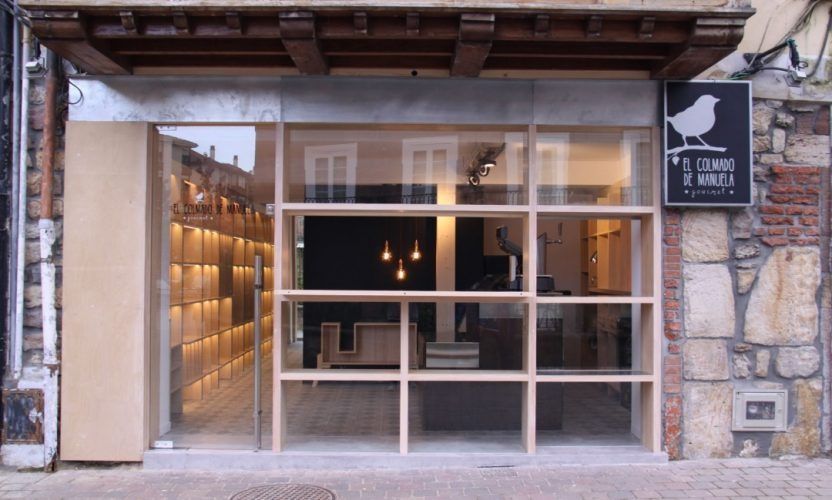 Un escaparate con un cartel que dice 'a'