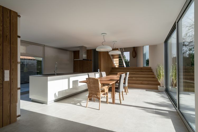 Hay una mesa de comedor y sillas en el medio de la habitación.