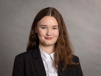 die Silhouette einer Frau im Anzug ohne Gesicht.