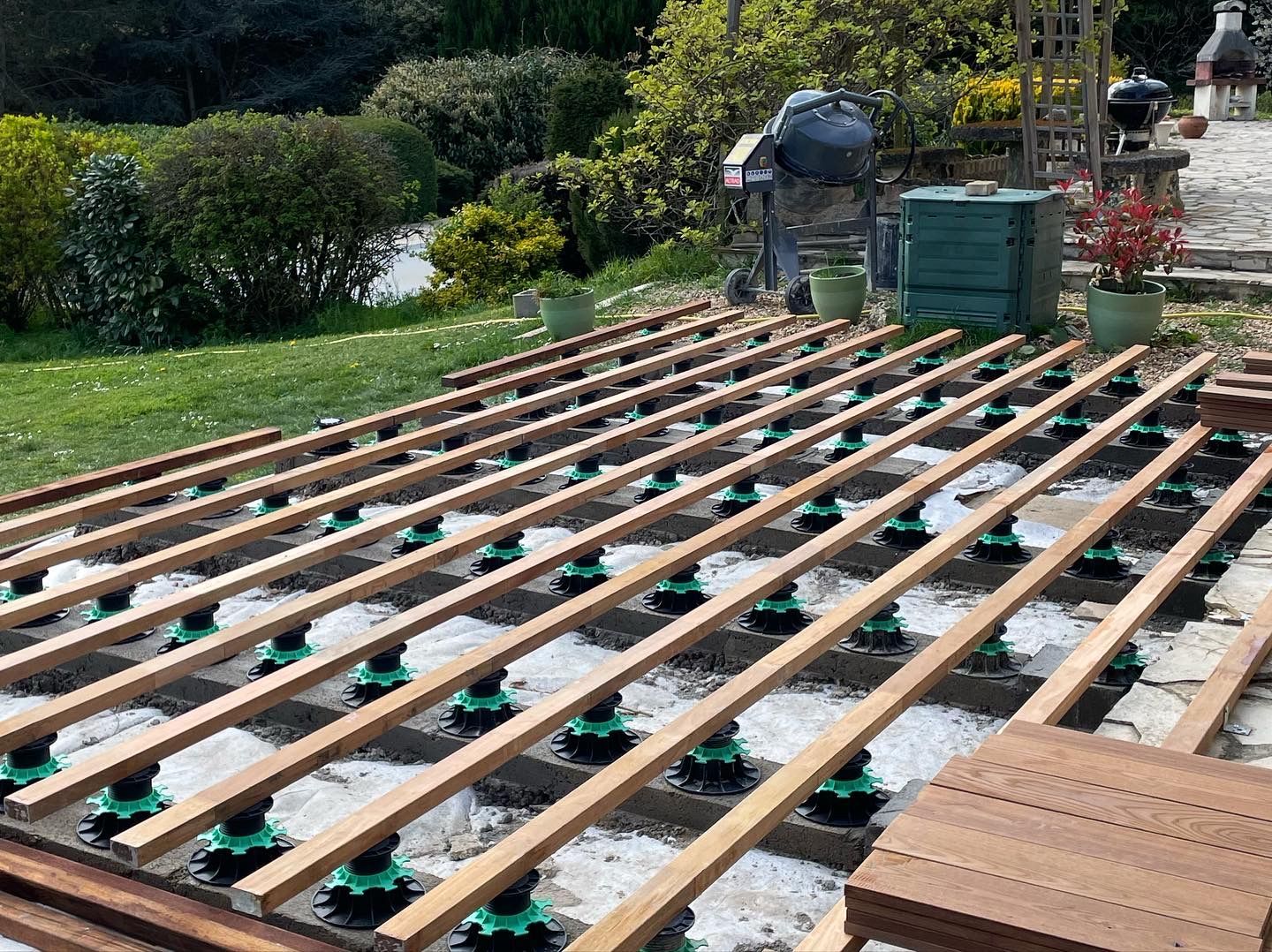 Installation de plots pour la création d'une terrasse.