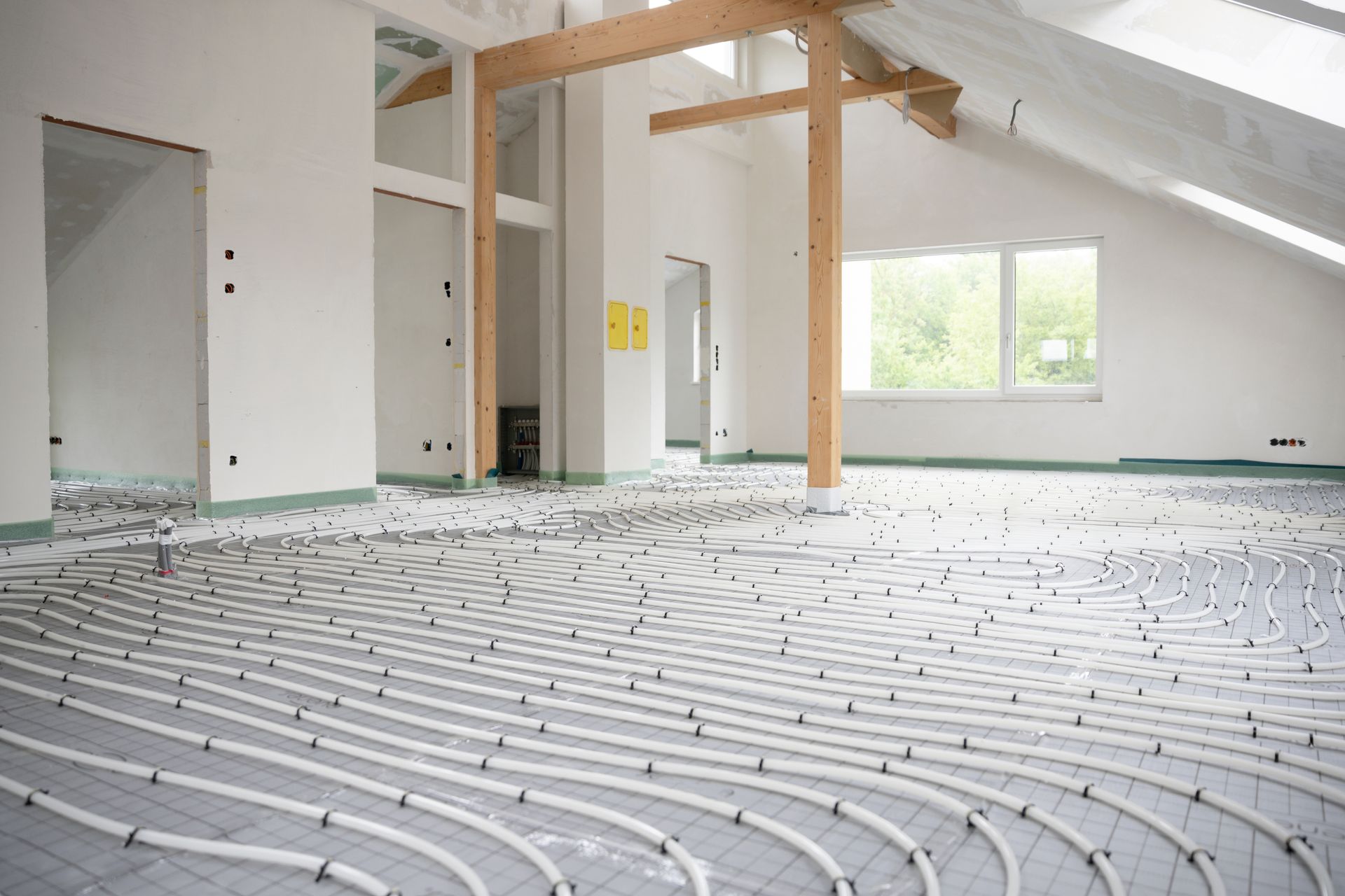 Pose d'un plancher chauffant dans une maison en rénovation.