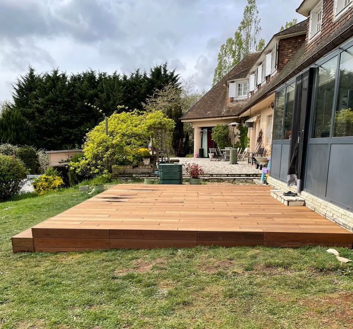 Une terrasse en bois.