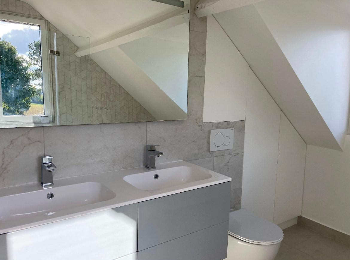 Une salle de bains rénovée sous les toits.