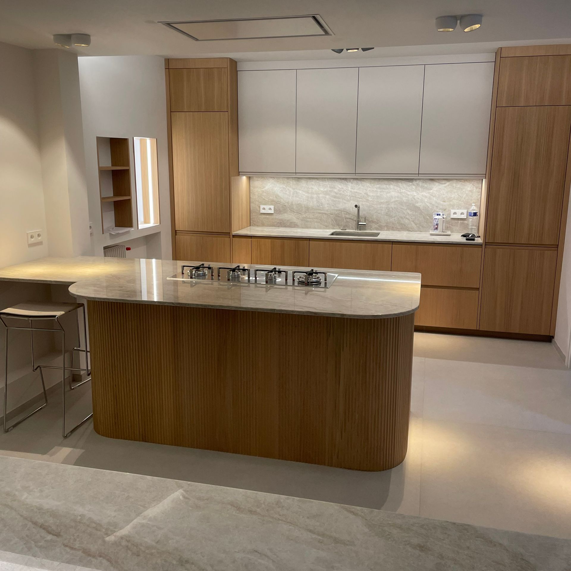 Une cuisine rénovée avec un îlot en bois.