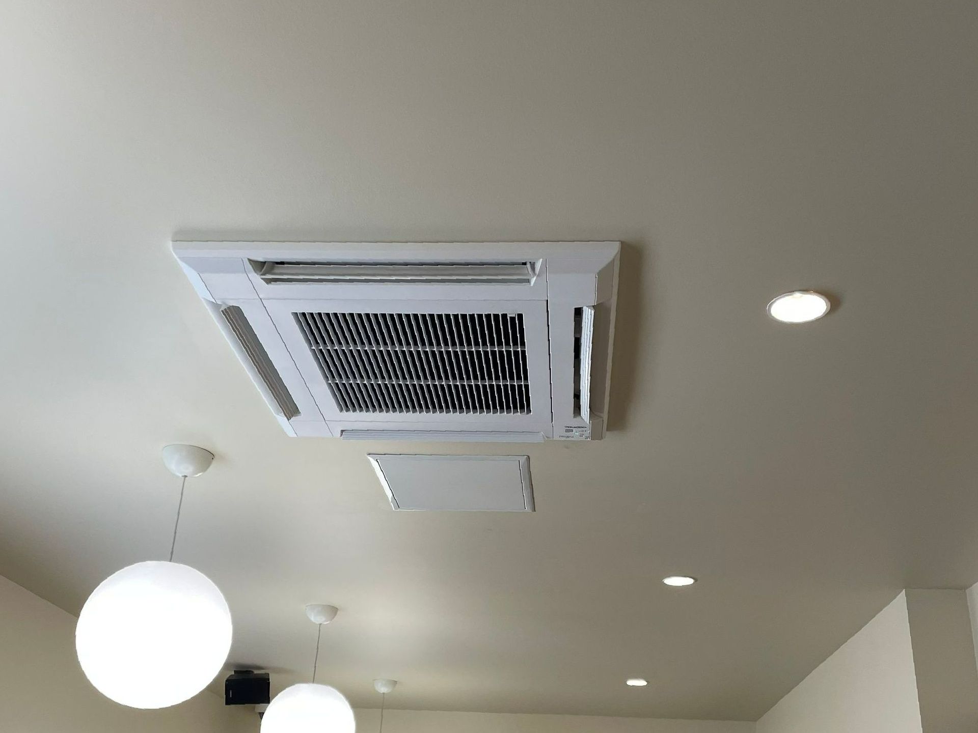 Une grille de diffusion d'air au plafond.