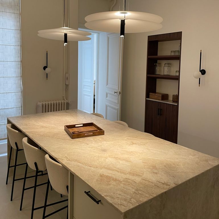 Une salle à manger rénovée avec une grande table.