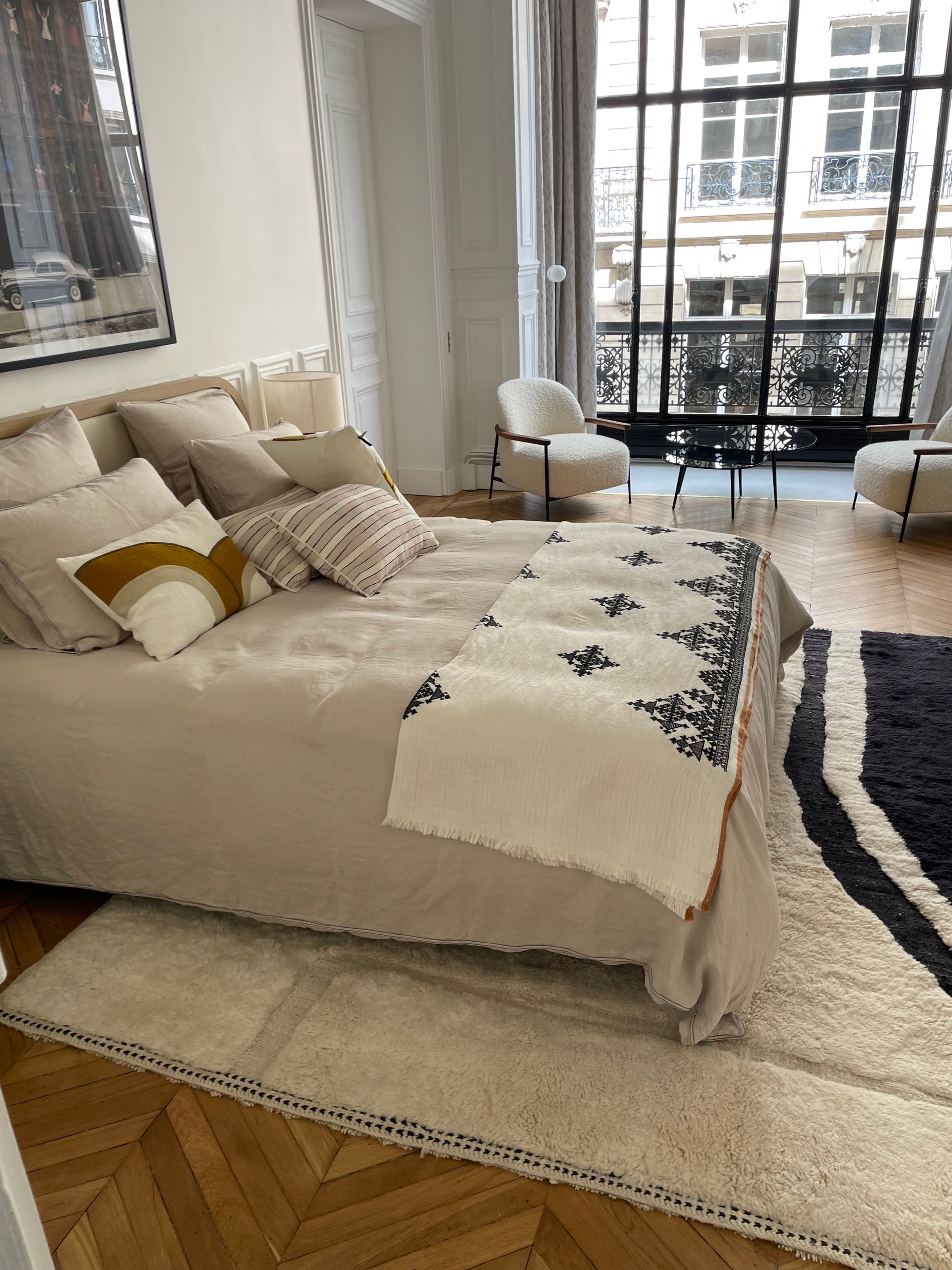 Une chambre rénovée avec un grand lit double et un tapis.