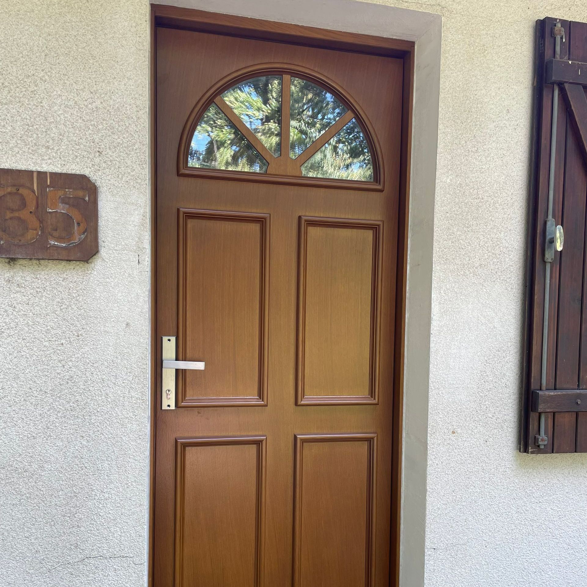 Une porte extérieure en bois.