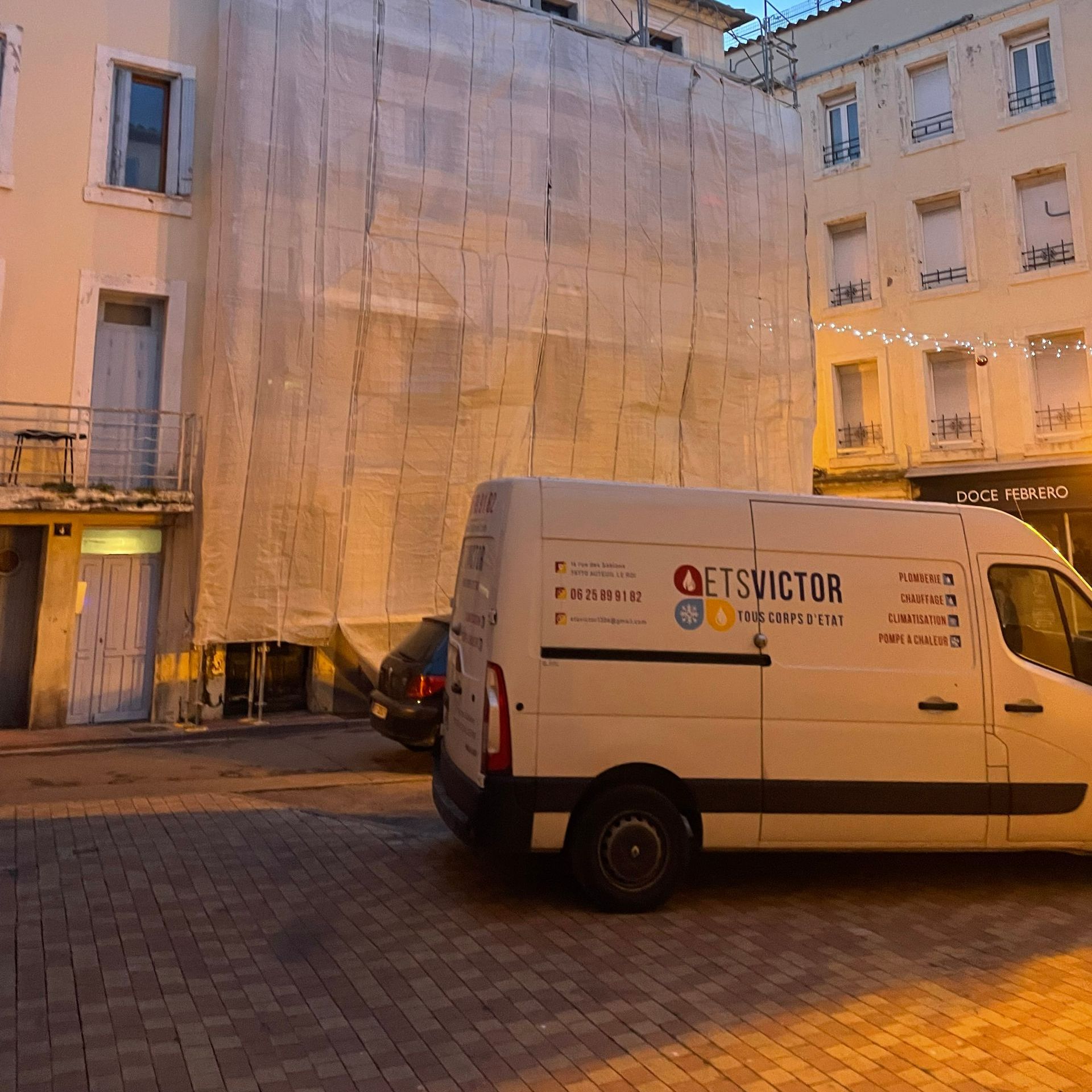 Camion d'ETS Victor devant une façade.