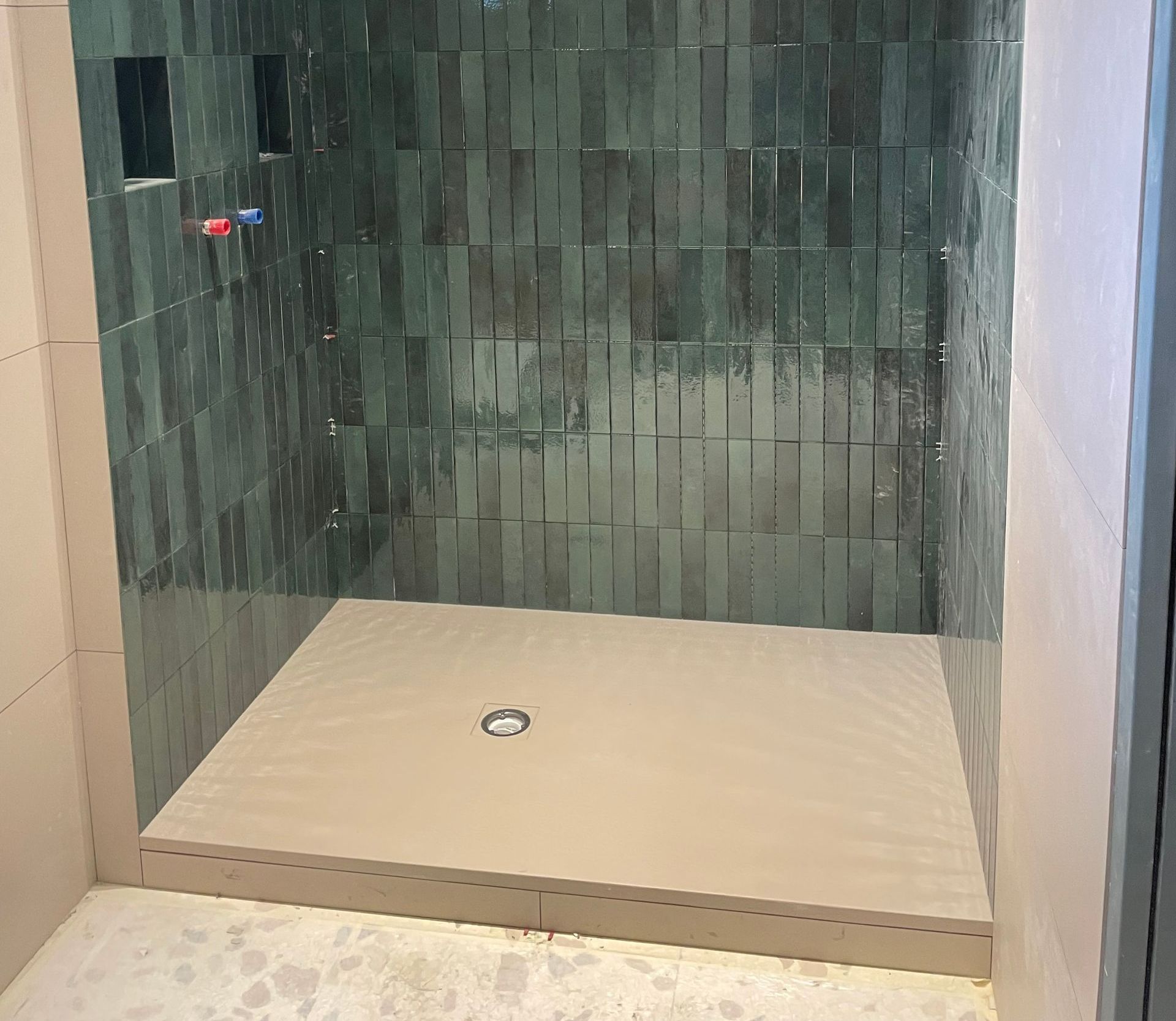 Une faience turquoise dans une douche.