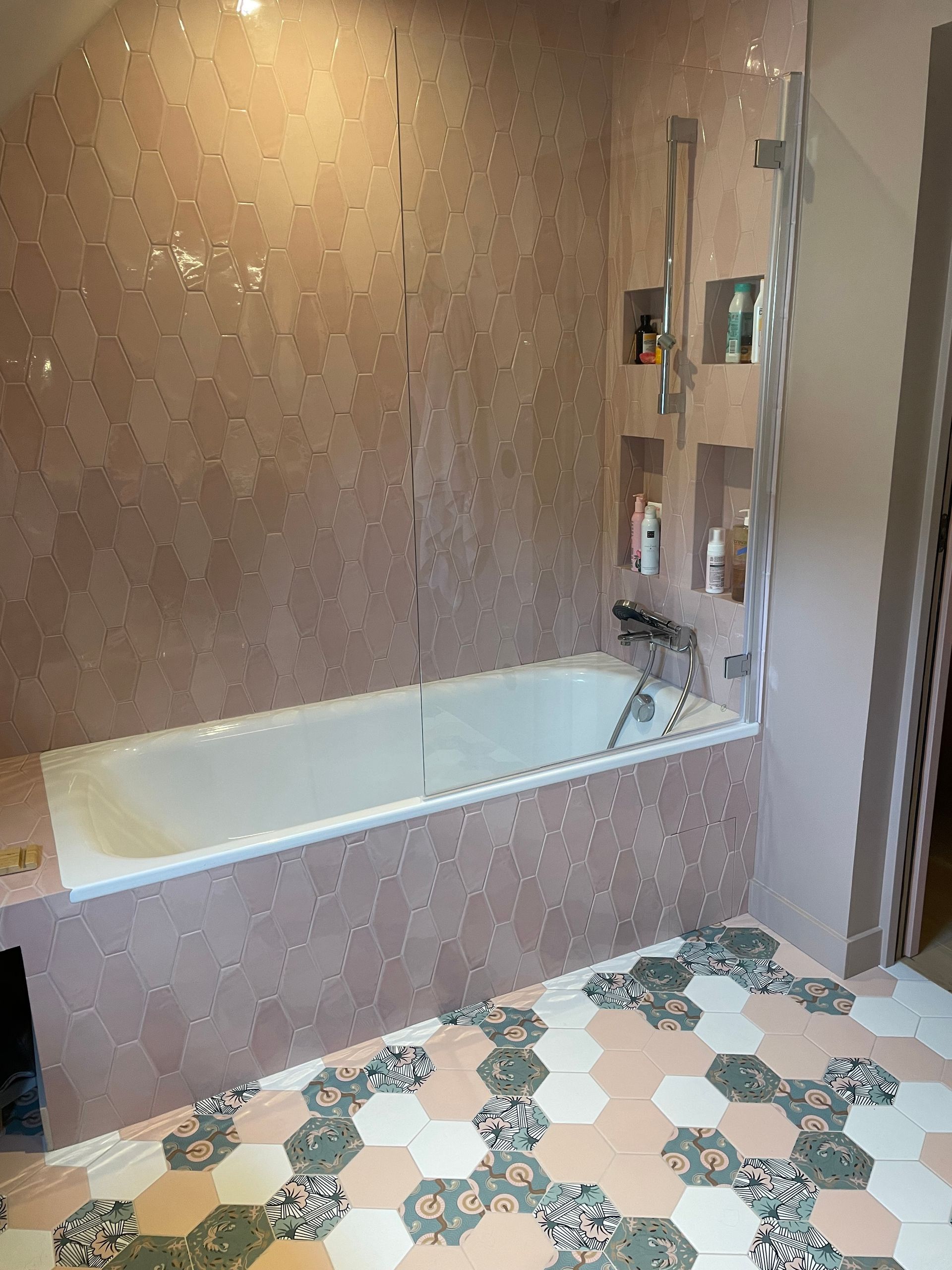 Une baignoire rose poudrée.