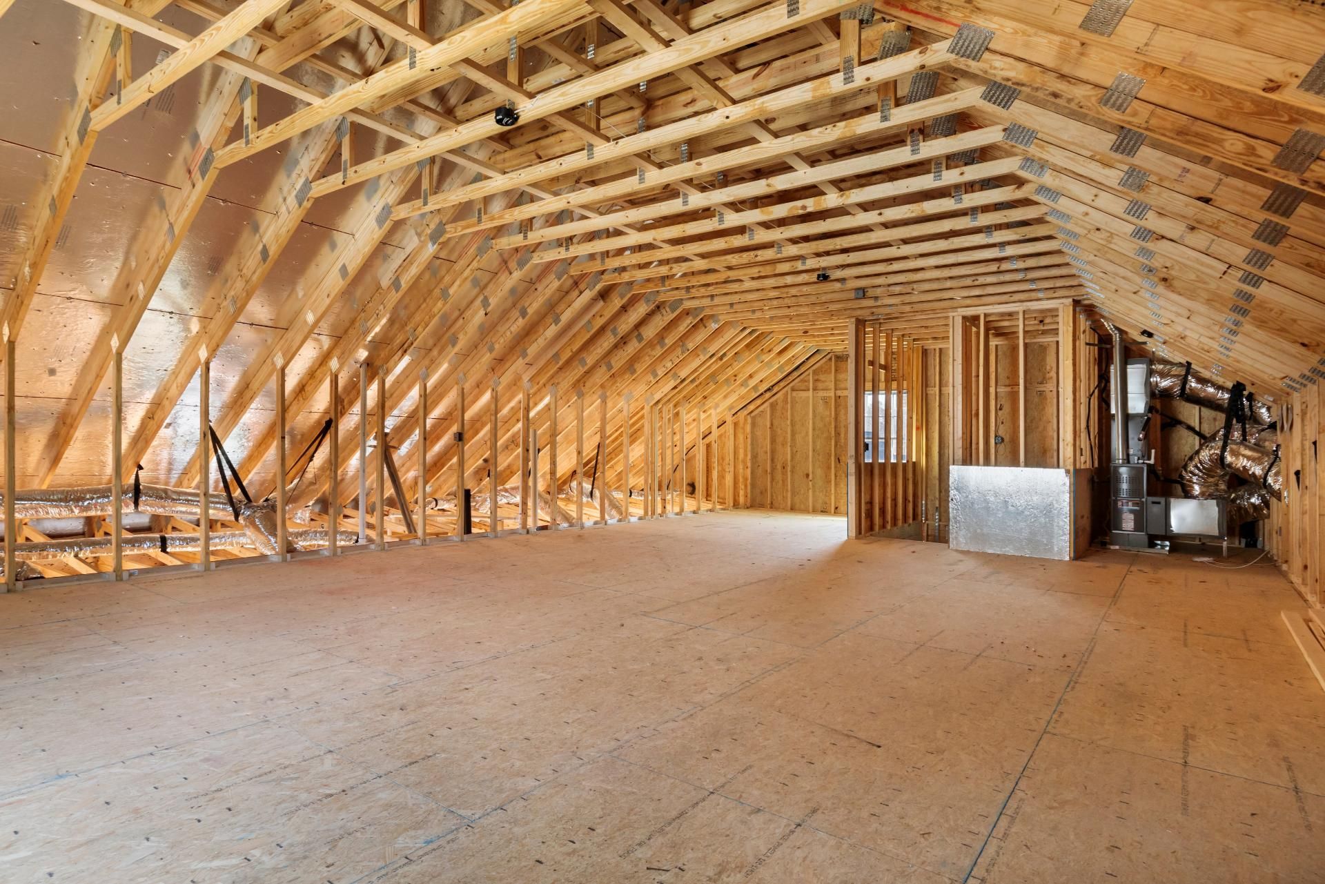 ein leerer Dachboden in einem neuen Haus