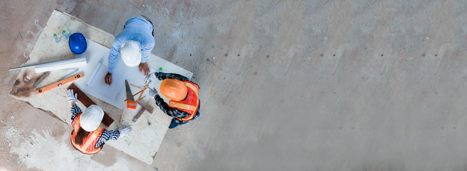 eine Gruppe von Bauarbeitern arbeitet an einem Plan