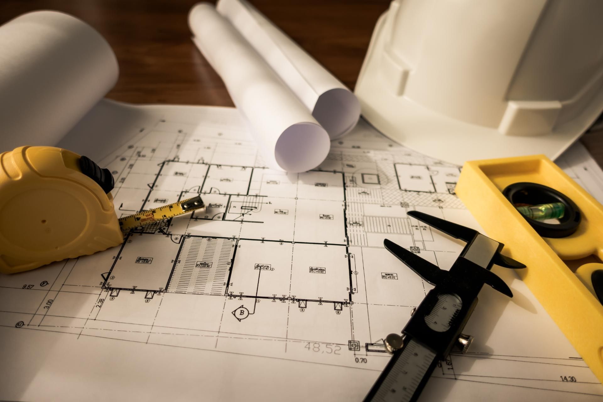 ein Plan eines Gebäudes liegt auf einem Tisch