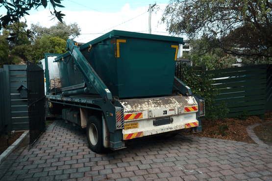 Fahrzeug mit Container von Grubenmann Räumungen