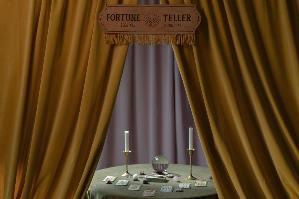 Una mesa con velas y un cartel que dice adivino.