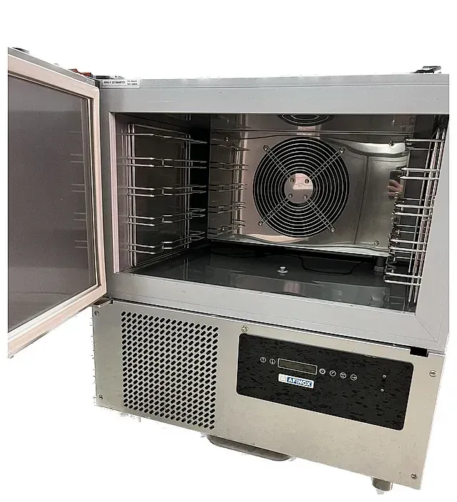 Un refrigerador de acero inoxidable con la puerta abierta y un ventilador.