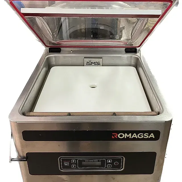 Una selladora al vacío de acero inoxidable con la tapa abierta.