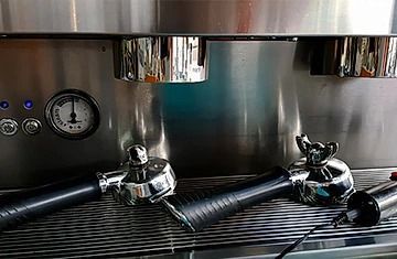 Un primer plano de una máquina de café de acero inoxidable.