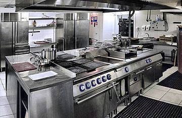 Una cocina grande con muchos electrodomésticos de acero inoxidable.