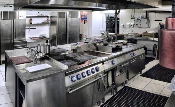 Una cocina grande con muchos electrodomésticos de acero inoxidable.