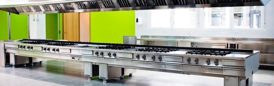 Una larga fila de electrodomésticos de acero inoxidable en una cocina.