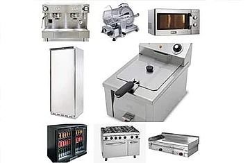Se muestran una variedad de electrodomésticos de cocina de acero inoxidable sobre un fondo blanco.