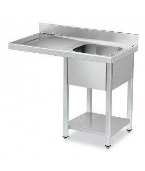 Un fregadero de acero inoxidable con un estante debajo sobre un fondo blanco.