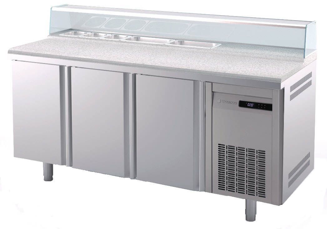 Un mostrador de acero inoxidable con tapa de cristal.