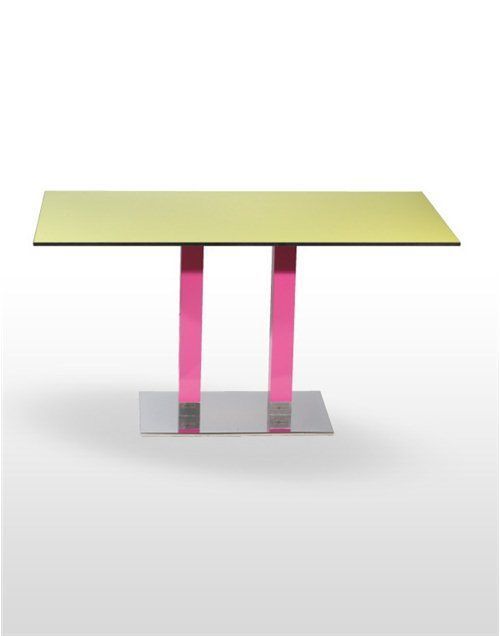 Una mesa con tapa amarilla y patas rosas sobre fondo blanco.